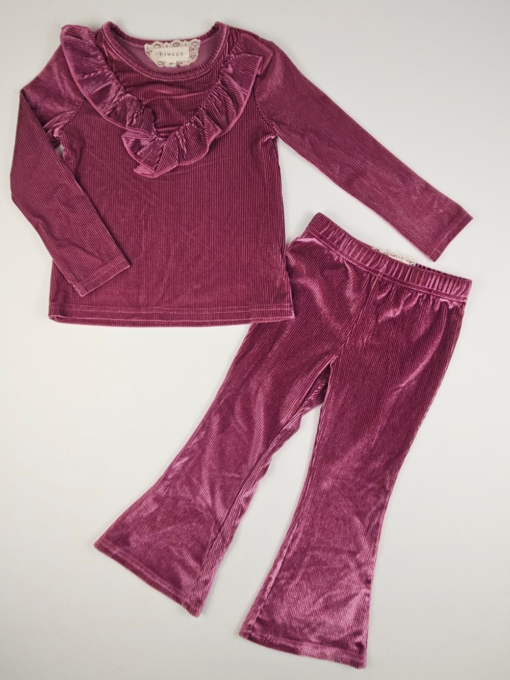 5/$25 Girls Velvet Ribbed Ruffle Top & Bell Bottom Pants Set Size 3T btween